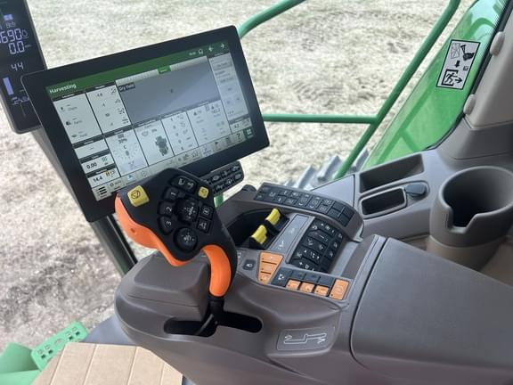 Image of John Deere S770 equipment image 1