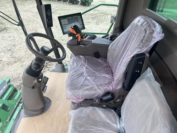 Image of John Deere S770 equipment image 2