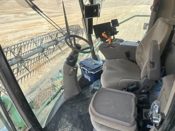 Image of John Deere S780 equipment image 4