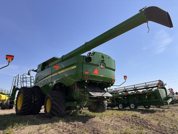 Image of John Deere S780 equipment image 2