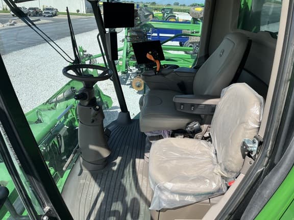 Image of John Deere S780 equipment image 4