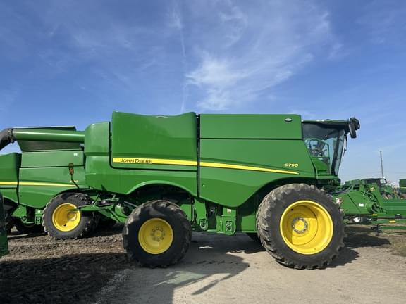 Image of John Deere S790 equipment image 4