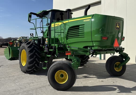 Image of John Deere W235R equipment image 4