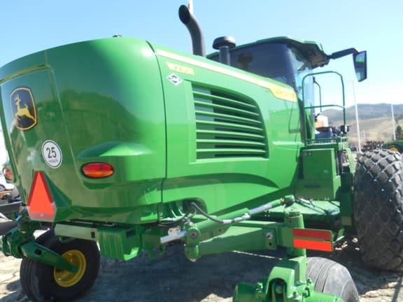 Image of John Deere W235R equipment image 4
