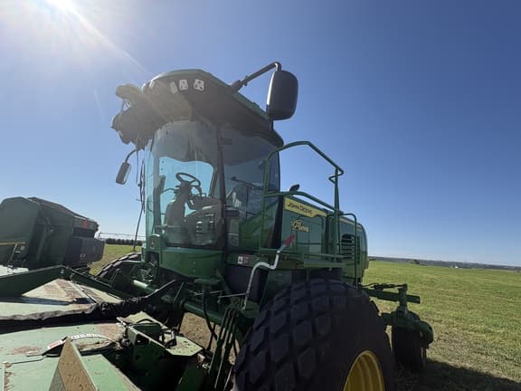 Image of John Deere W235R equipment image 4