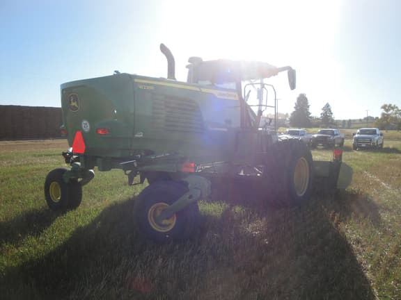 Image of John Deere W235R equipment image 4
