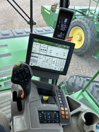 Image of John Deere W235R equipment image 4