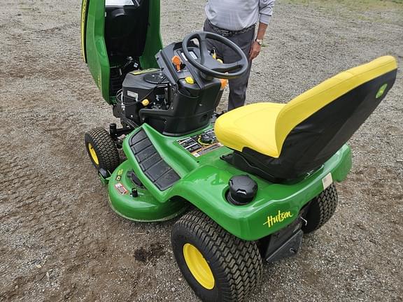 Image of John Deere X370 equipment image 3