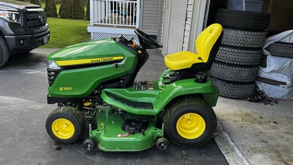 Image of John Deere X390 equipment image 3