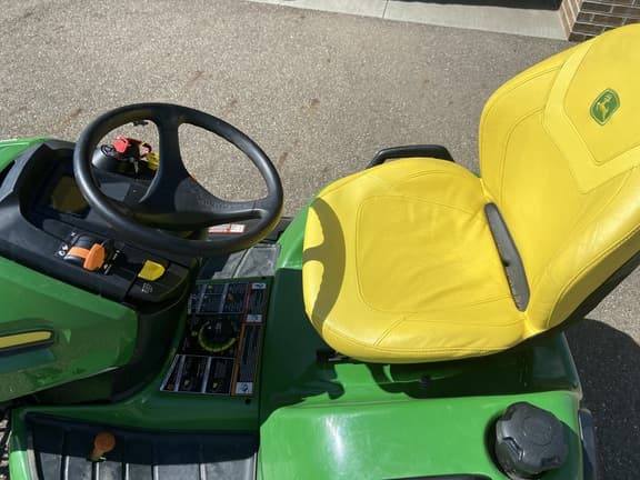 Image of John Deere X580 equipment image 4