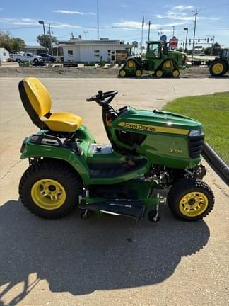 Image of John Deere X738 equipment image 3
