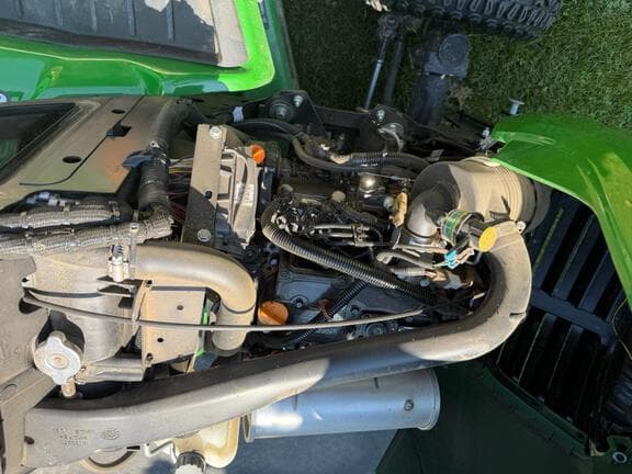 Image of John Deere X758 equipment image 3