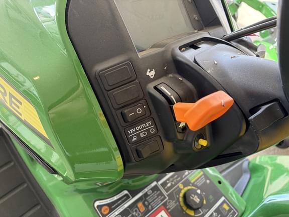 Image of John Deere X758 equipment image 3