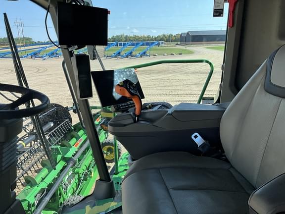 Image of John Deere X9 1000 equipment image 1