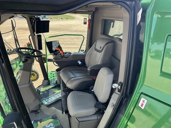 Image of John Deere X9 1000 equipment image 2