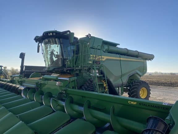 Image of John Deere X9 1100 equipment image 1