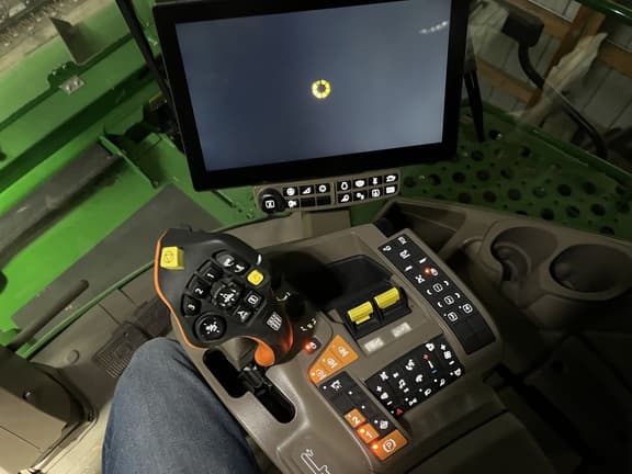 Image of John Deere X9 1100 equipment image 4