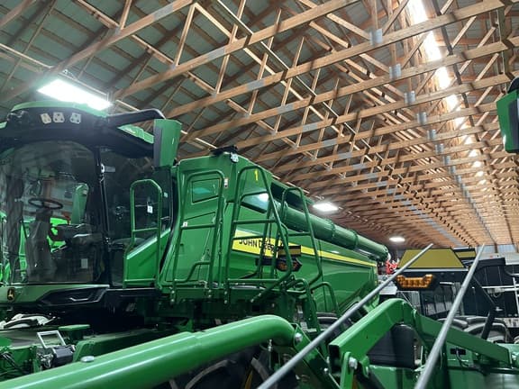 Image of John Deere X9 1100 equipment image 2