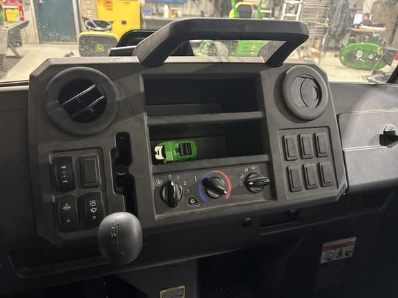 Image of John Deere XUV 835M equipment image 3