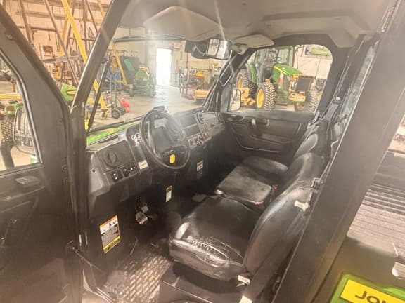 Image of John Deere XUV 835M equipment image 1