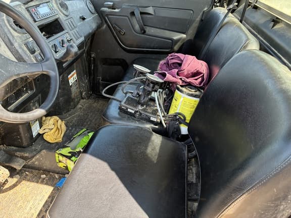 Image of John Deere XUV 835M equipment image 4