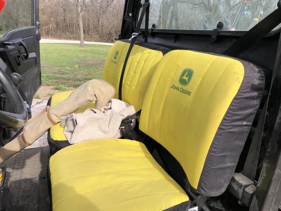 Image of John Deere XUV 835M equipment image 2