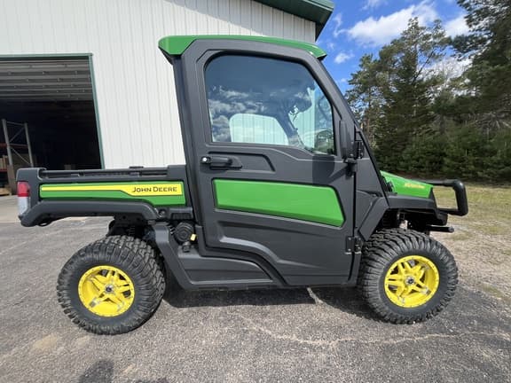Image of John Deere XUV 835R equipment image 1