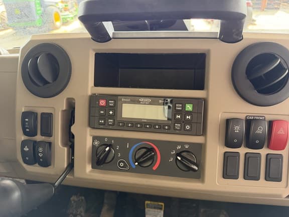 Image of John Deere XUV 865R equipment image 3