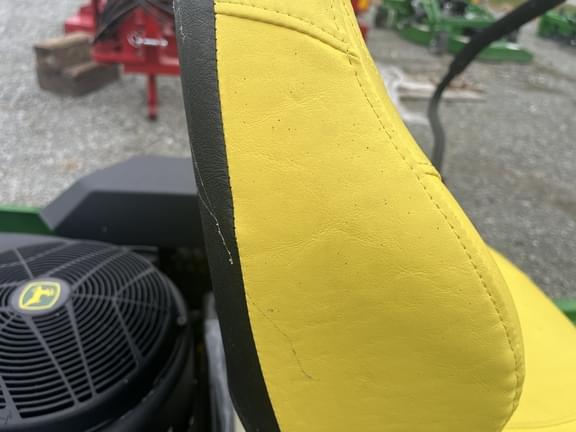 Image of John Deere Z325E equipment image 4