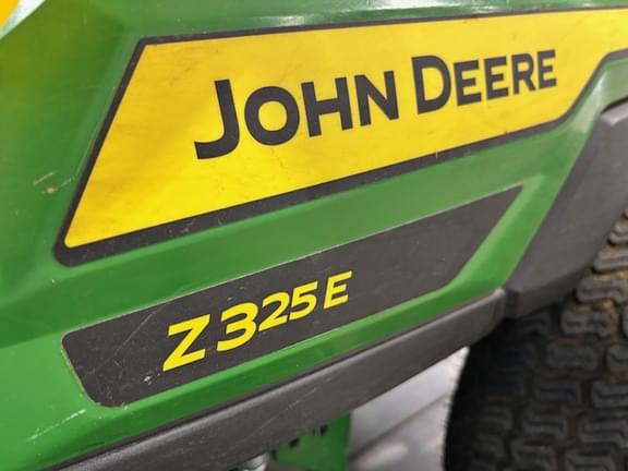 Image of John Deere Z325E equipment image 1