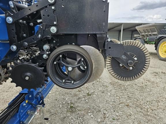 Image of Kinze 3665 equipment image 3