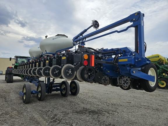 Image of Kinze 3665 equipment image 2