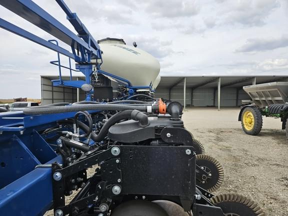 Image of Kinze 3665 equipment image 4