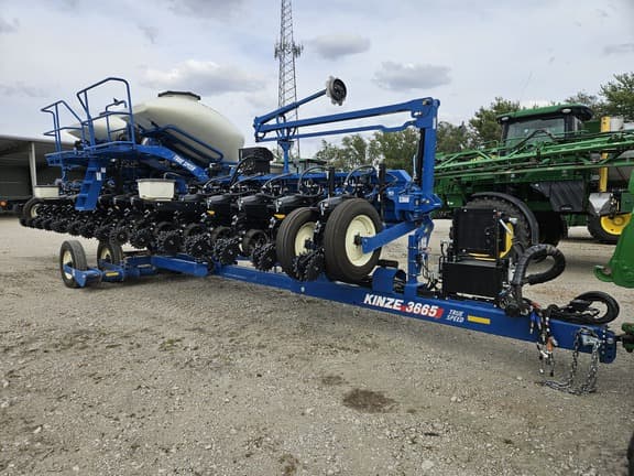 Image of Kinze 3665 equipment image 2