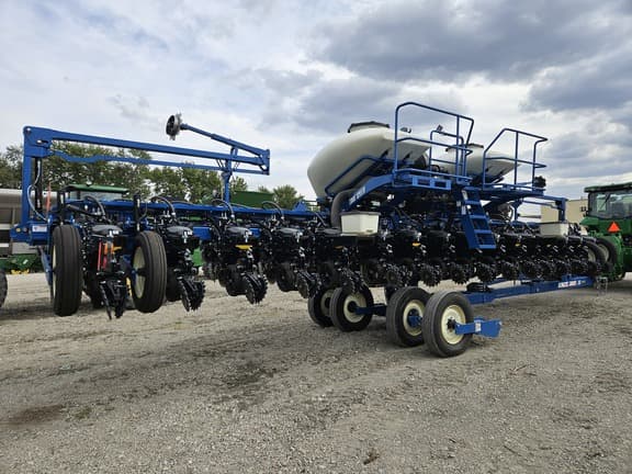 Image of Kinze 3665 equipment image 1