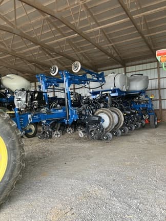 Image of Kinze 5900 equipment image 1