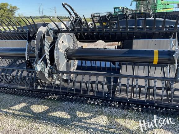 Image of MacDon FD235 equipment image 3