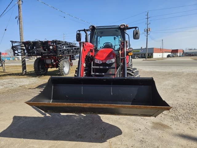 Image of Massey Ferguson 5711 equipment image 3