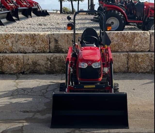 Image of Massey Ferguson GC1725M equipment image 2