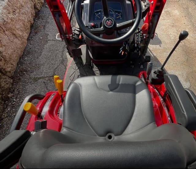 Image of Massey Ferguson GC1725M equipment image 4