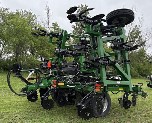 Image of Unverferth Renegade 3500 equipment image 2