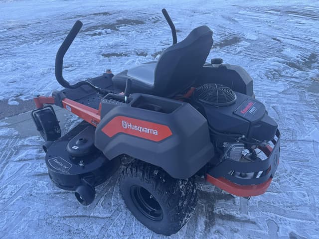Image of Husqvarna Z254F equipment image 4