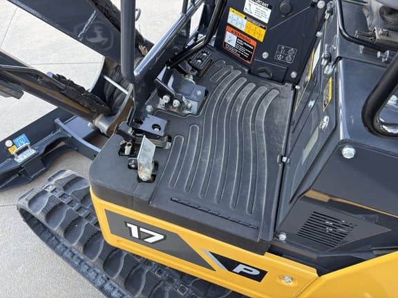 Image of John Deere 17P equipment image 4