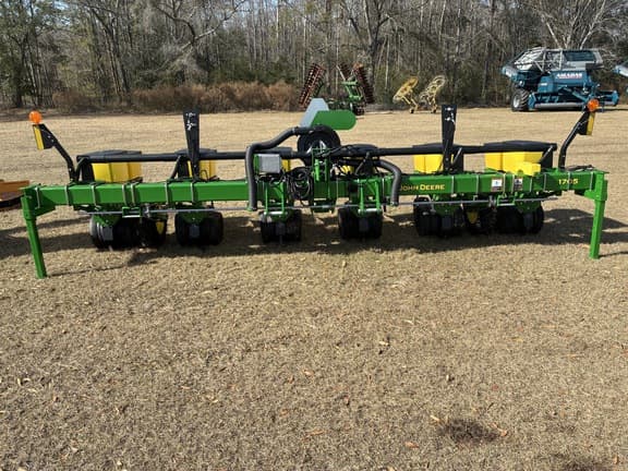 Image of John Deere 1705 equipment image 1
