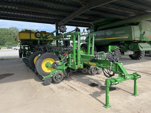 2025 John Deere 1775 Equipment Image0