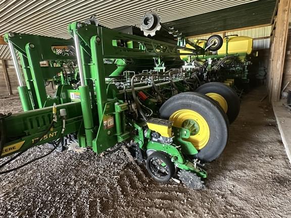 Image of John Deere 1775 equipment image 3