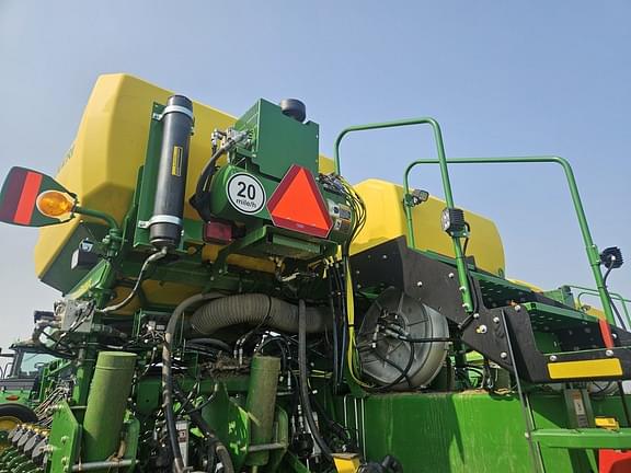 Image of John Deere 1775 equipment image 4
