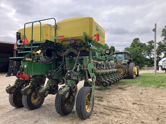 Image of John Deere 1775 equipment image 2