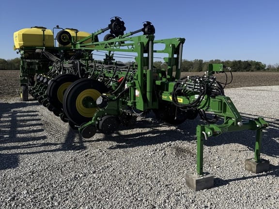 2025 John Deere 1775 Equipment Image0