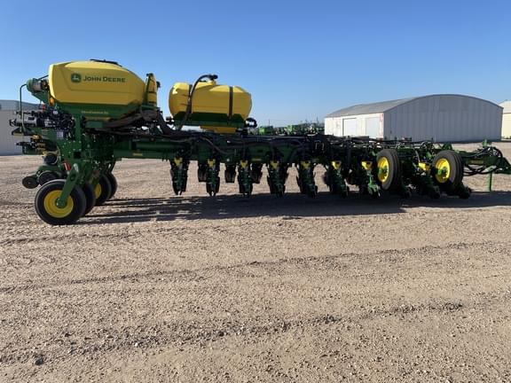 Image of John Deere 1775 equipment image 4